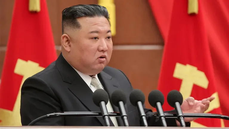 Le chef d'Etat nord-coréen Kim Jong-un, le 2 mars 2023 à Pyongyang (Corée du Nord). (STR / KCNA VIA KNS / AFP)