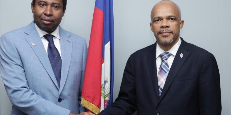 Le recteur de l'UEH, Dieuseul Prédélus, et le ministre du MENFP, Vijonet Deméro, après une rencontre de discussions relatives au protocole d’accord existant entre le MENFP et l’École Normale Supérieure (ENS). Facebook/MENFP HAITI Officiel