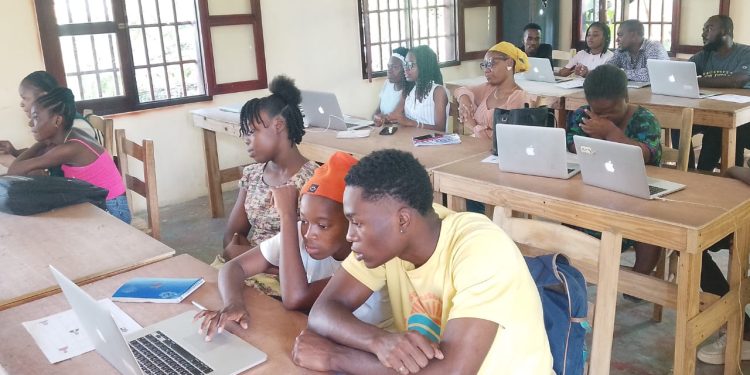 Une session de formation d'initiation à la programmation avec Scratch, Jacmel,le 23 avril 2026. Williamson André/VVI