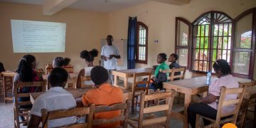 Des jeunes à la rencontre de René Philoctète au Festival des îles qui marchent