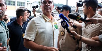 Brésil : Flávio Bolsonaro, candidat extrême-droite, en tête du scrutin au premier tour